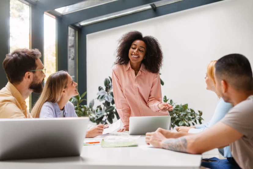 Inglês para Reuniões de Trabalho: Guia Completo